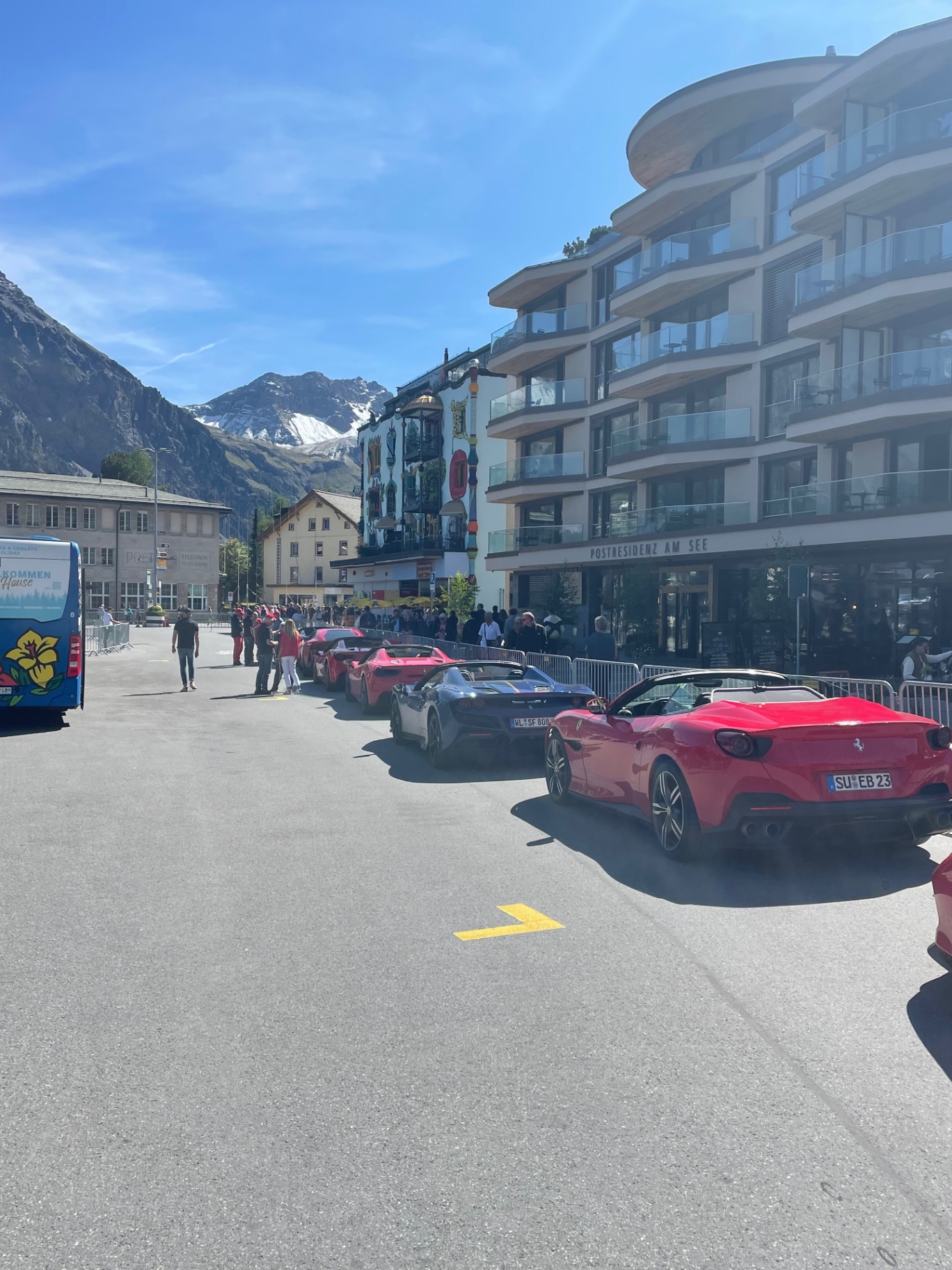 Ferrari-Treffen im Dorf