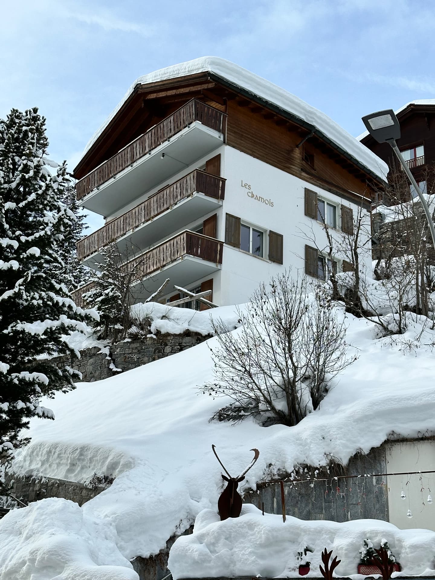 Winterlicher Hauseingang mit verschneiter Treppe