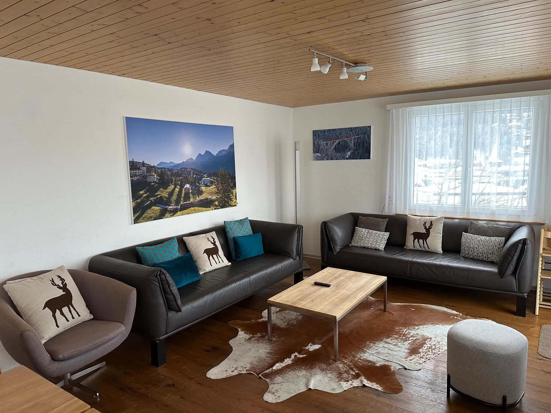 Wohnzimmer mit Ledersofa