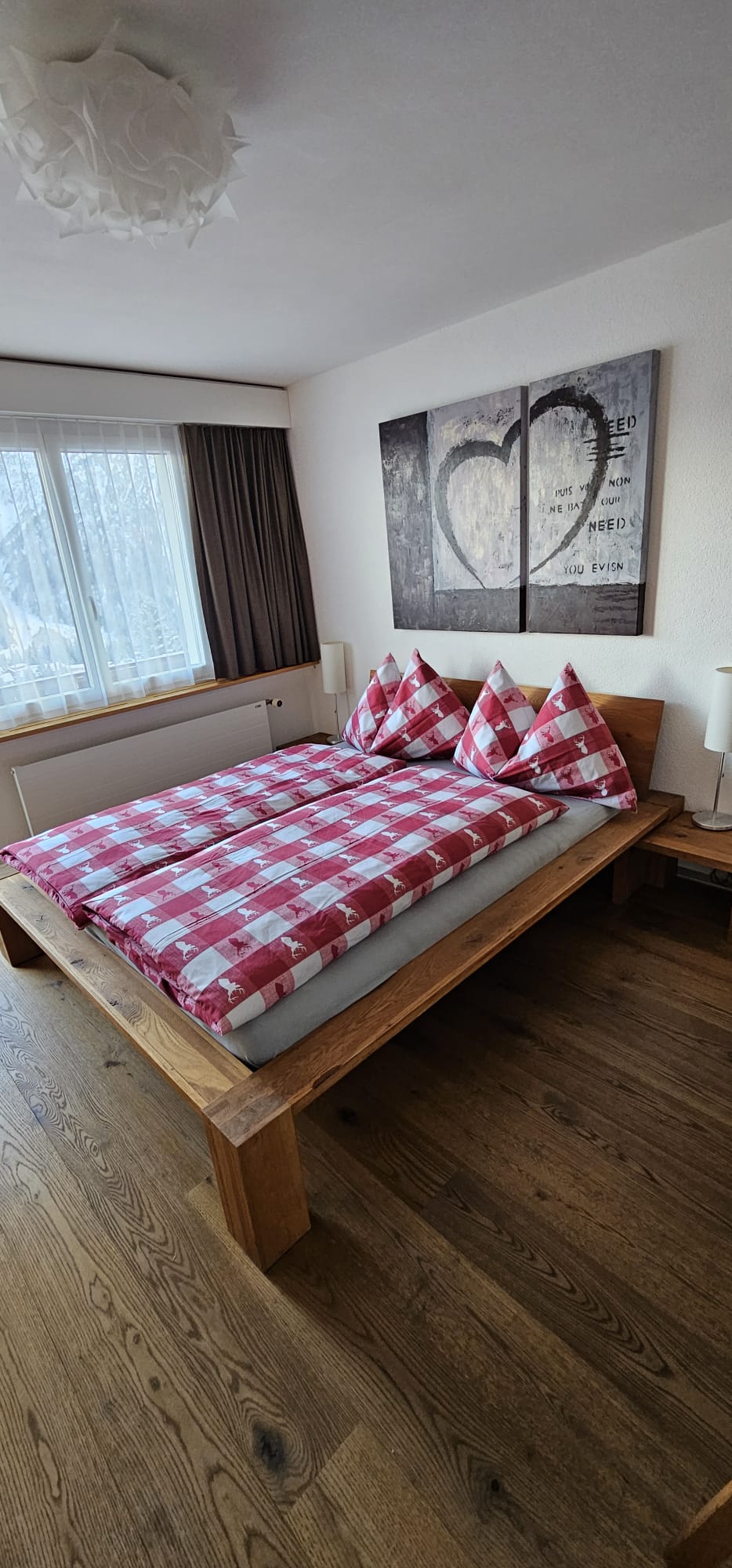 Schlafzimmer rot-weiss kariert