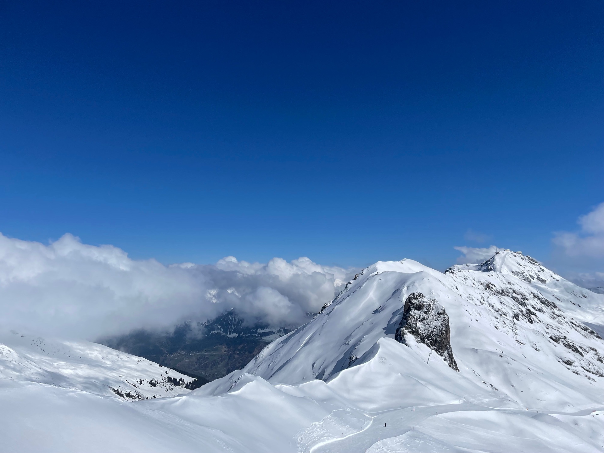 Verschneite Gipfel unter blauem Himmel