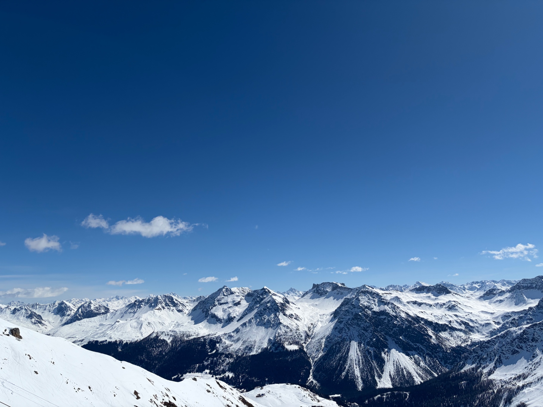 Schneebedeckte Bergwelt