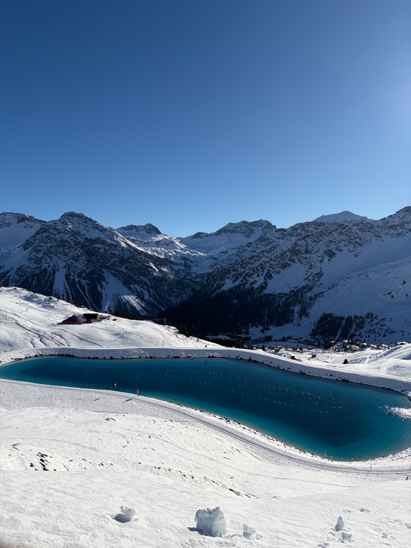 Blauer Bergsee im Winter