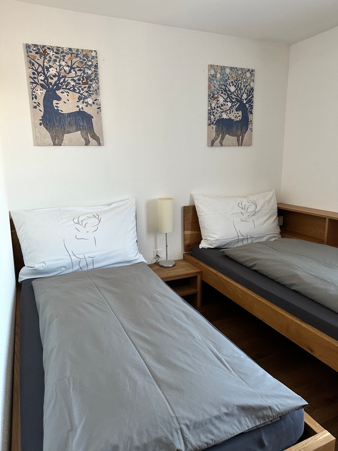 Zweibettzimmer mit Hirsch-Bildern