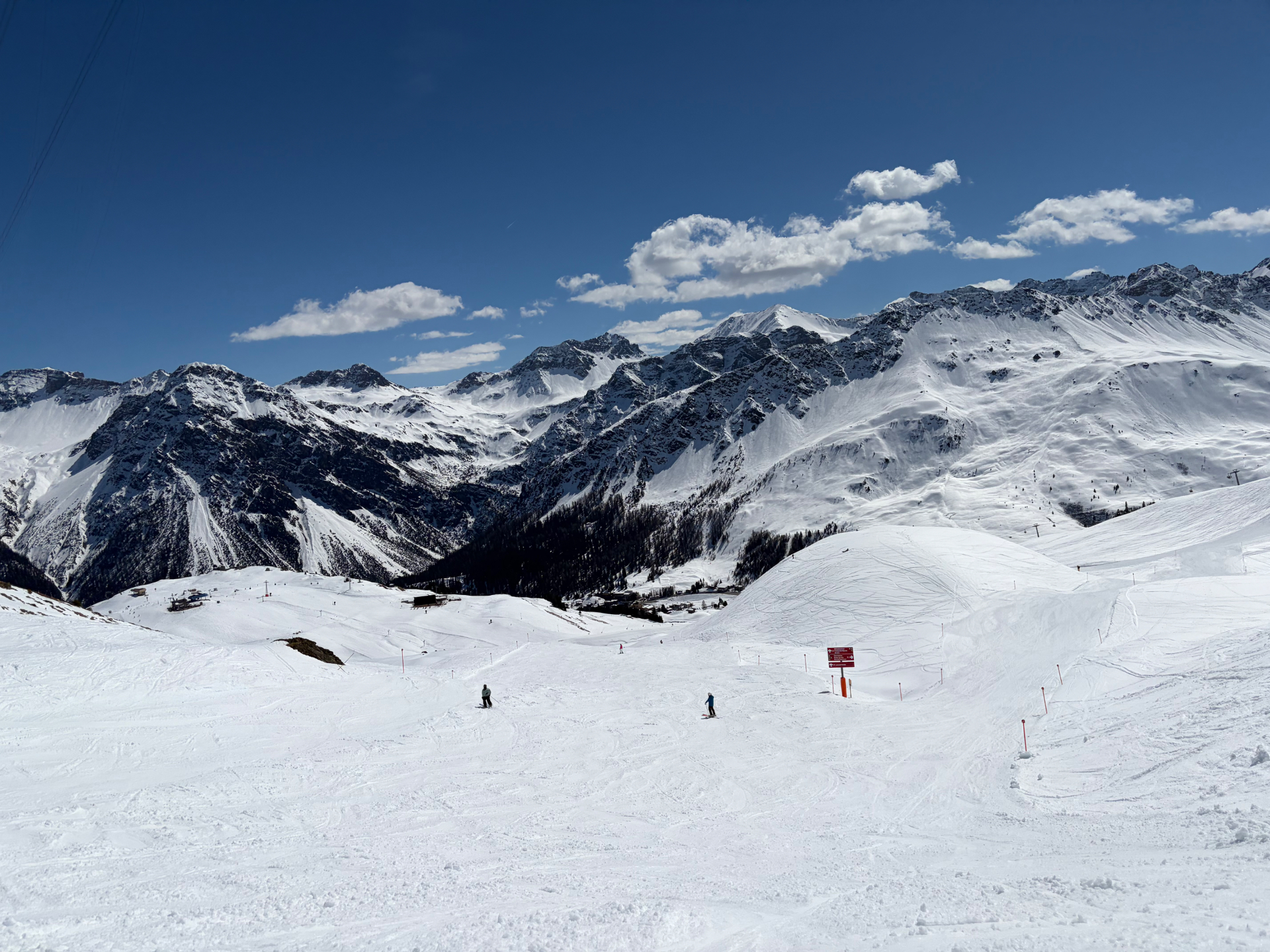Après-Ski mit Bergpanorama in der Dämmerung