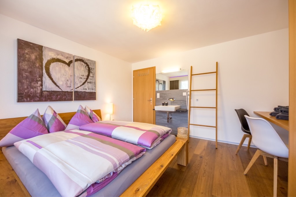Schlafzimmer mit Herzbild