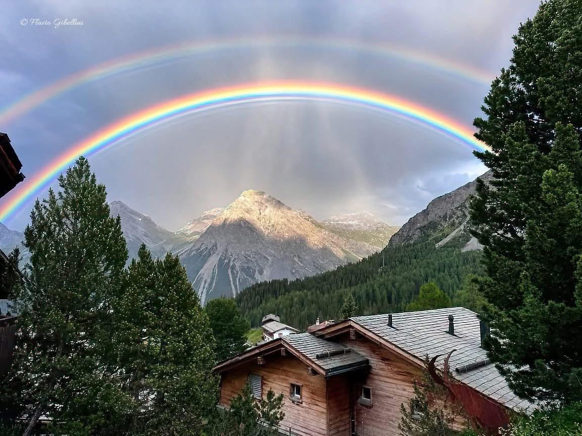Doppelter Regenbogen über Arosa