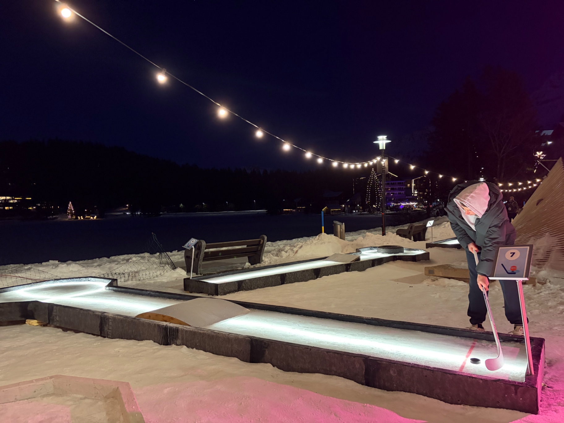 Nacht-Minigolf am See