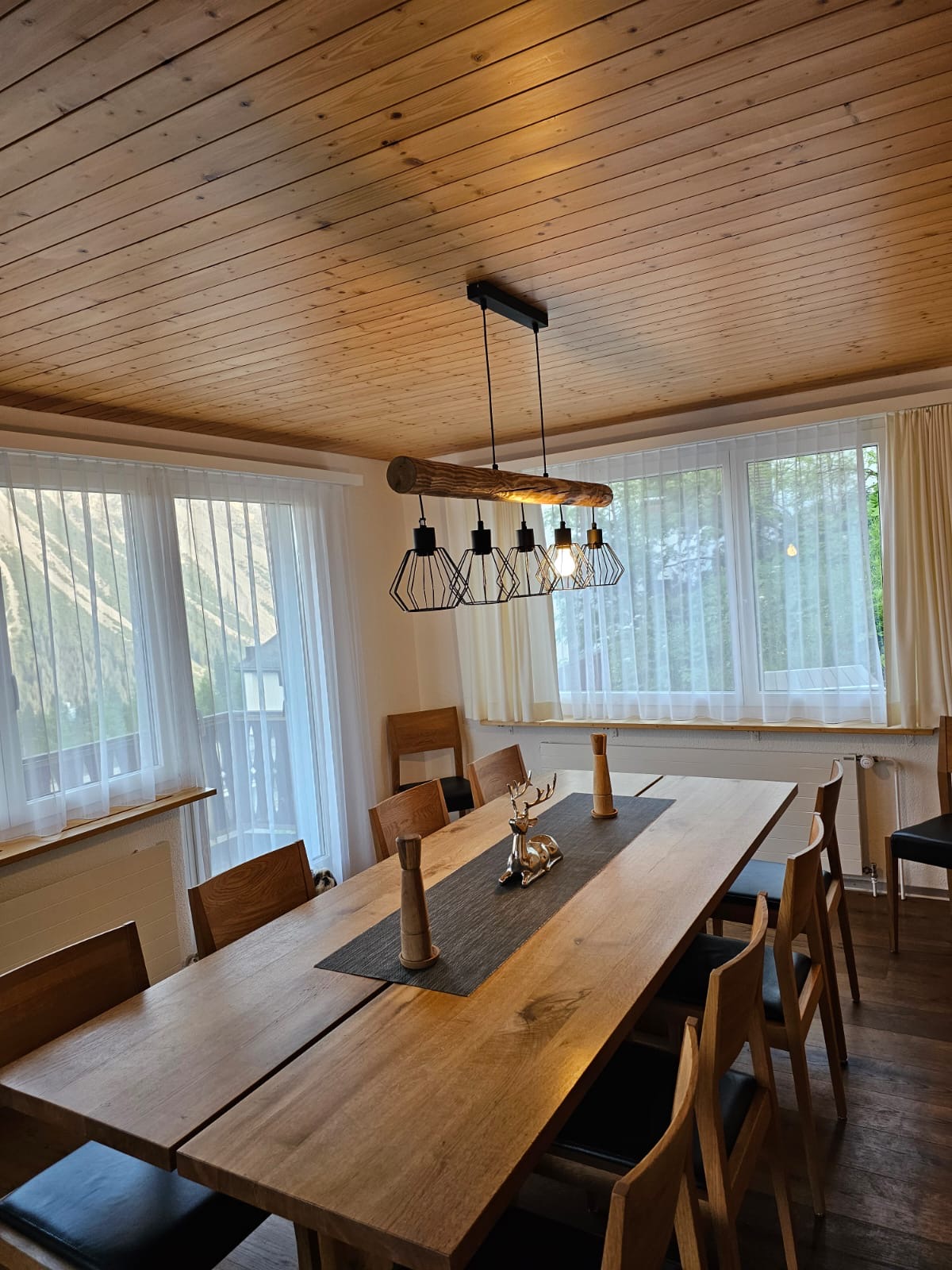 Esstisch aus Holz