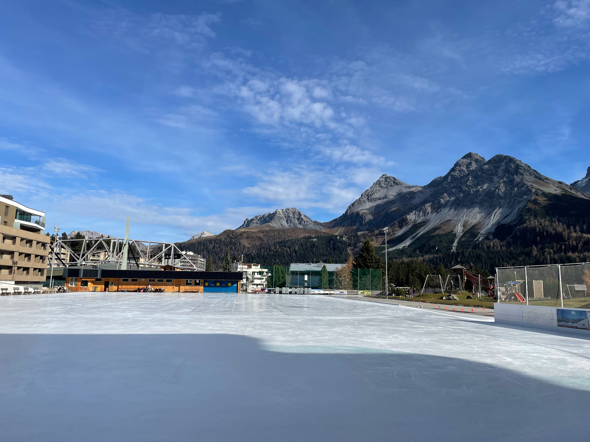 Eisbahn mit Bergpanorama in Arosa