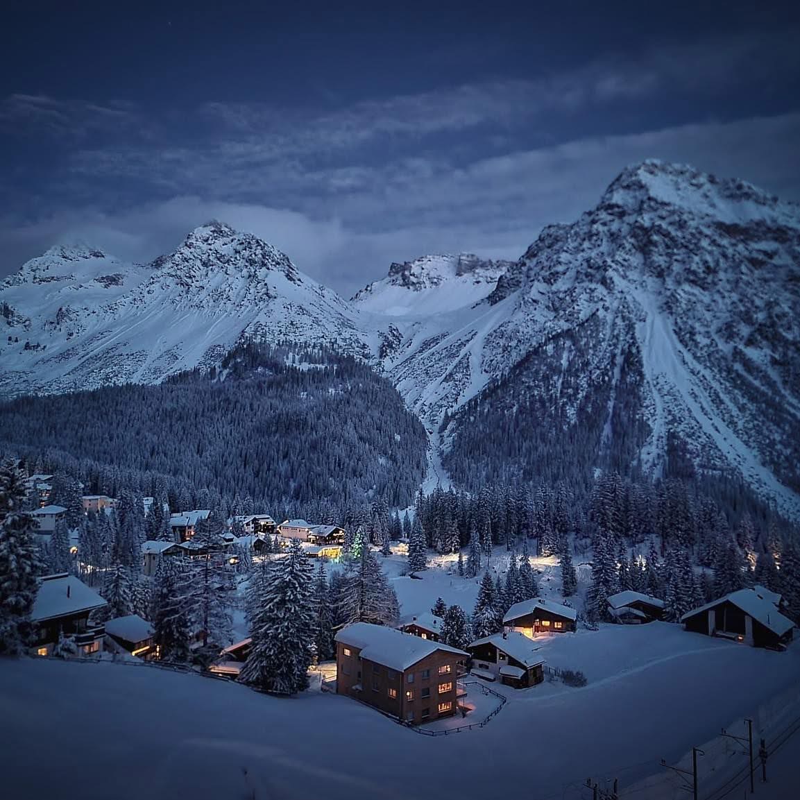 Winterabend im Dorf